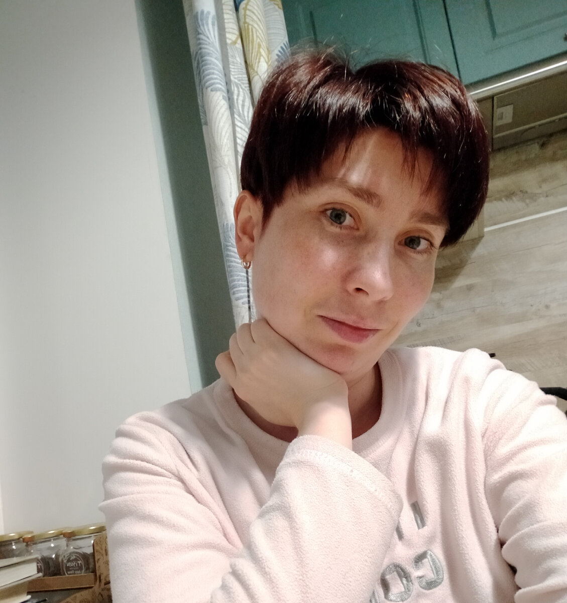 Какая есть. В пижаме. Перед завтраком.