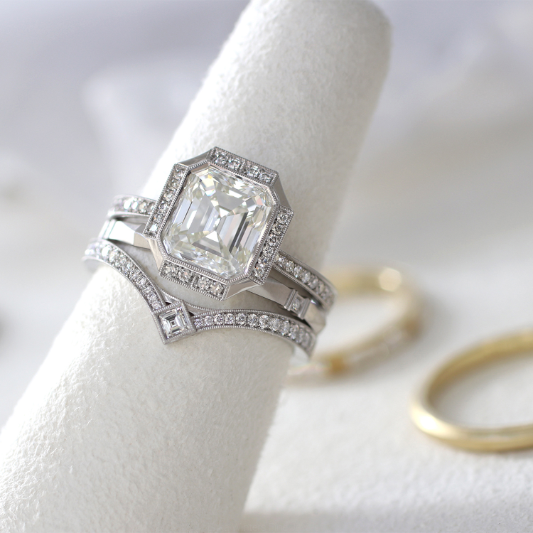 Помолвочное кольцо Claudia Halo из платины с восьмиугольным бриллиантом, изображенным на обручальных кольцах Viola и Twyla. 