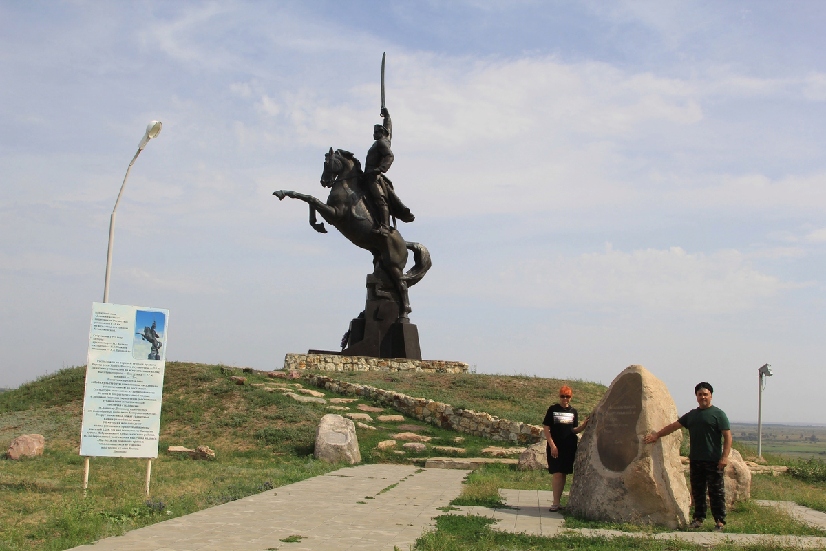 Монумент «Защитникам Отечества донским казакам» на Хопре. Фото: Игорь Мартынов