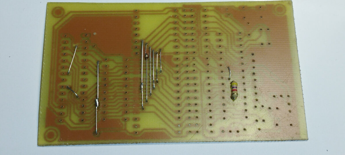 Следом паяем перемычки и резистор 4,7 ком.