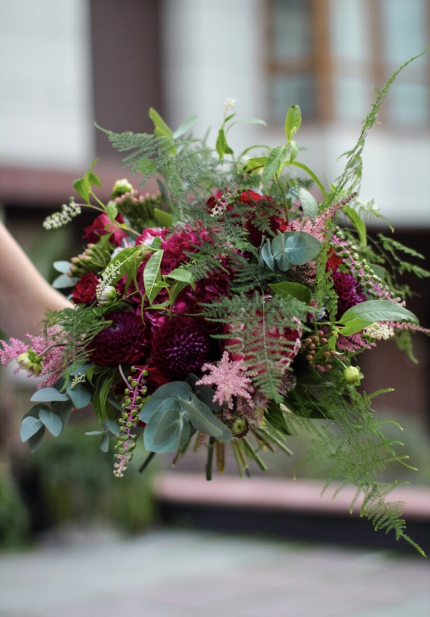 Как не странно прозвучит . Зачастую цветы ( их цвет , фактура ) подбирается под место где они будут стоять . А для меня , многие букеты и композиции обрели свой вид , благодаря месту где я находилась . Или если мне нравилась что- то вокруг меня . Я могла придумать сочетания цветов или подобрать мысленно цветы , цвет будущего букета . И это по вдохновению от местности где я находилась . В будущем я хочу , делать такие работы , оперяясь только на то что меня зацепило . Пусть это будет место , улица или человек или творение другого человека . Это будет эксперимент чувства через цветы . 