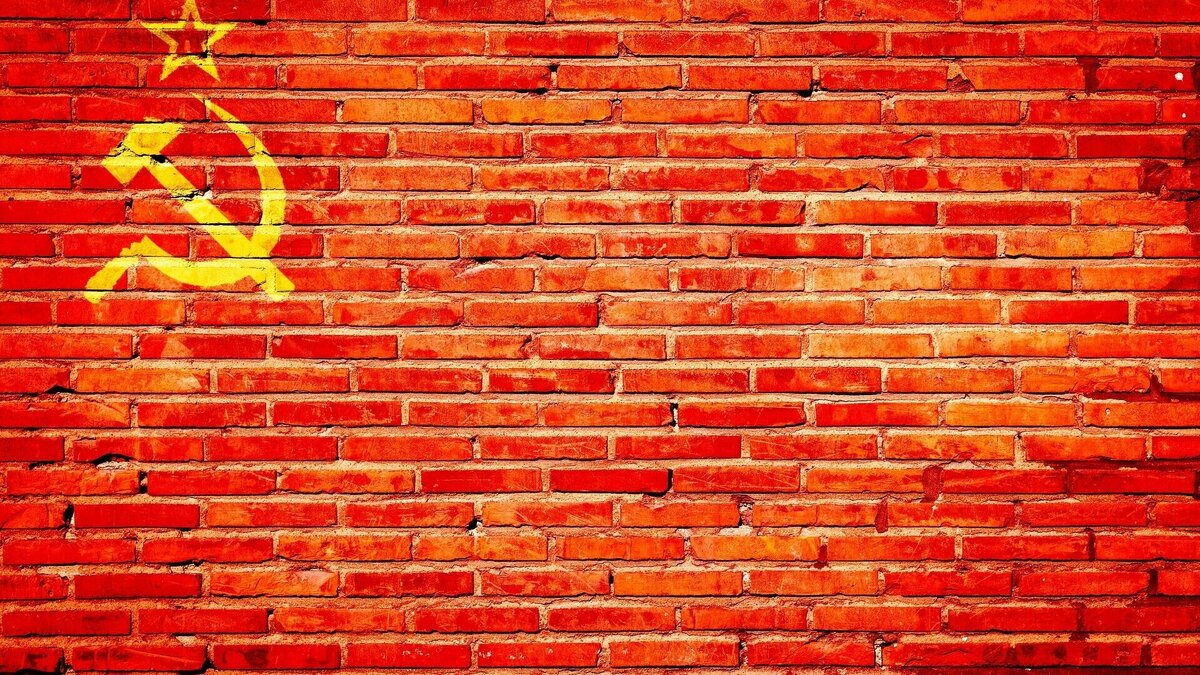     Ностальгия по советской стабильности кому-то греет душу, а другие помнят совсем не «свободу, равенство и братство». Как жили в стране Советов не только на агитплакатах, но и в объективной реальности, и во что это превратится, если восстанет из пепла времен, рассуждают эксперты.