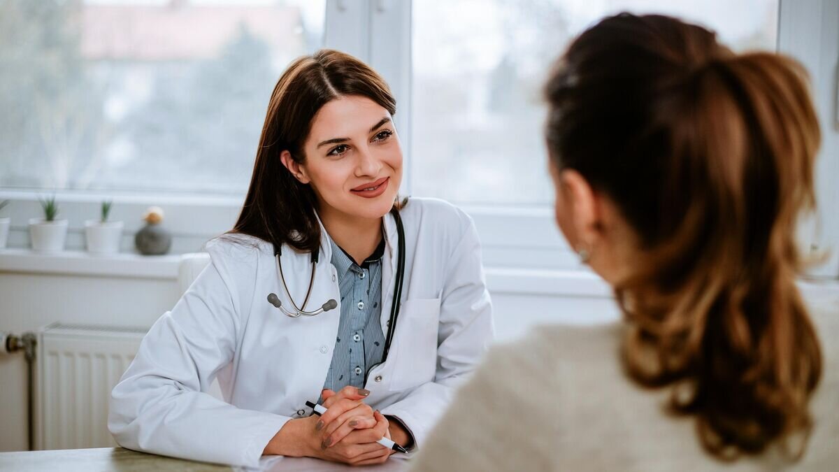    Девушка на приеме у врача© iStock.com / nortonrsx