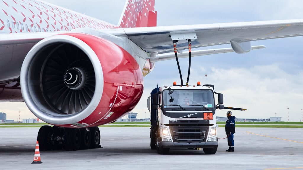    Заправка самолета «в крыло» Мария Филиппова