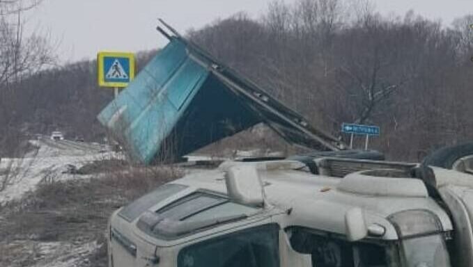     Жуткое ДТП произошло в Приморье. Автомобиль снёс автобусную остановку и перевернулся, есть пострадавшие. Новые подробности рассказали в прокуратуре.