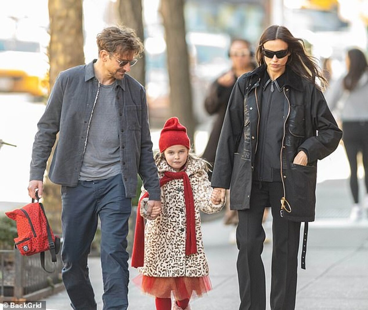 Ирина Шейк и Брэдли Купер гуляют с маленькой дочерью