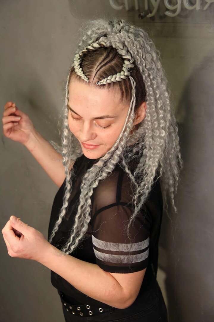 Мне кажется такая причёска, напоминает , какие-то старые времена👍 