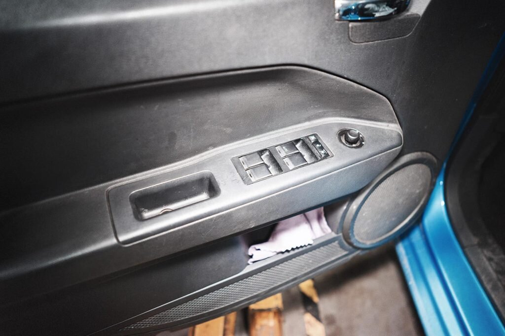 Снимаем водительский блок кнопок Додж Калибр