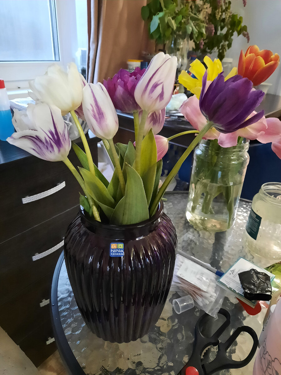 По мере готовности срезал и ставила в вазу))