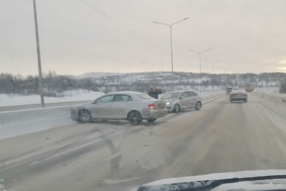     одну из машин развернуло на дороге. Фото: vk.com/murmansk_dtp51