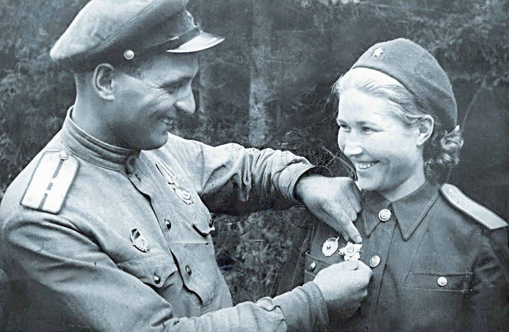 Были случаи, когда супруги били гитлеровцев вместе. На фото легендарные танкисты Бойко, которые приобрели за собственный счет танк ИС-2 и служили в его экипаже.