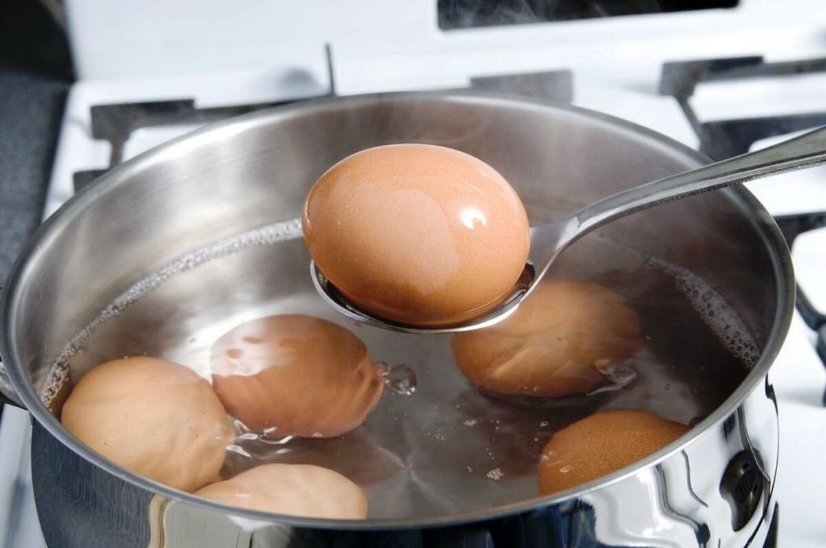 Почему яйца всплывают в холодной воде сырыми: причины и объяснение