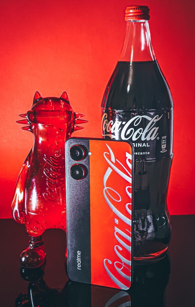 Realme 10 coca cola edition. Coca cola алюминиевый original. Кола смартфон. Realme кока кола. Realme 10 coca cola edition.