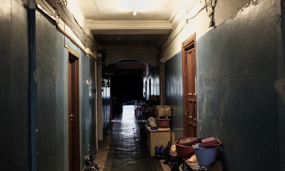Мрачный коридор коммуналки.