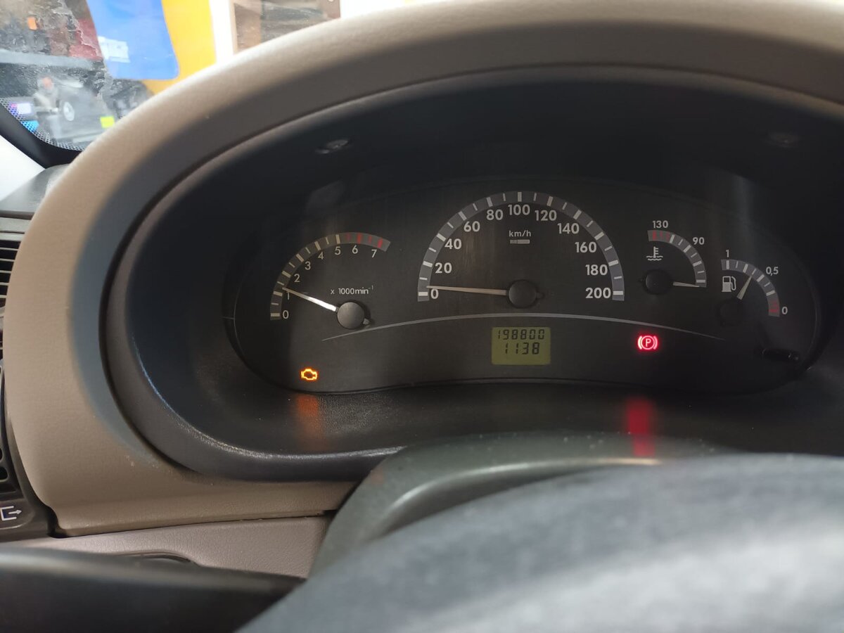 На запущенном двигателе горит "чек"