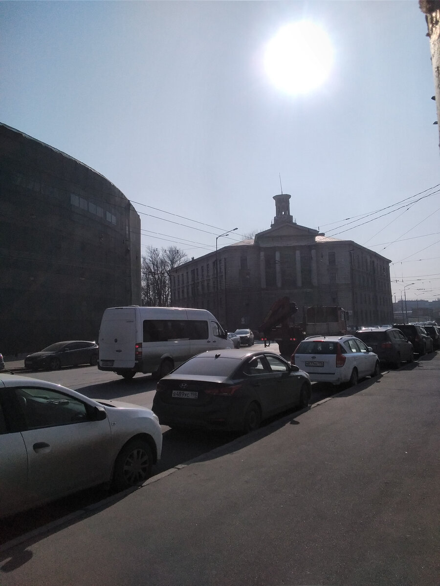 Так выглядело здание перед сносом. Март 2022