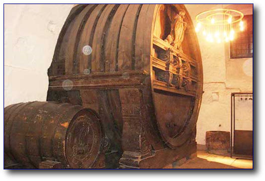 Винная бочка, вмещает 221 726 литров вина. 1751 год.