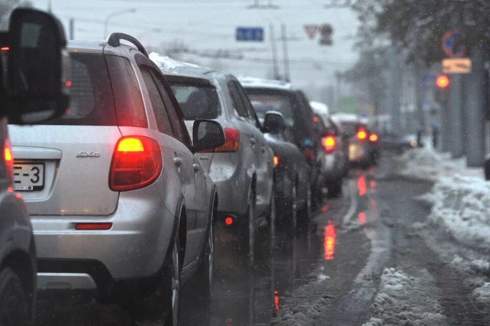     Заботливый автомобилист три раза подумает, стоит ли гонять любимую машину в грязь и слякоть. Виктор ДРАЧЕВ