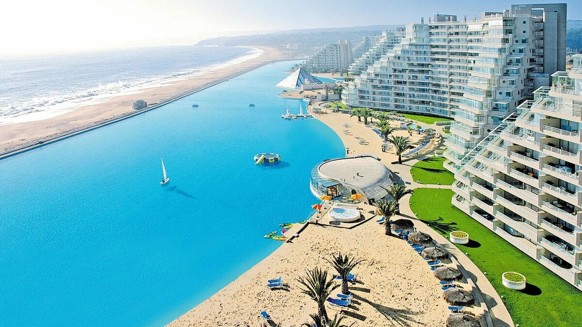 Бассейн на фоне Тихого океана 