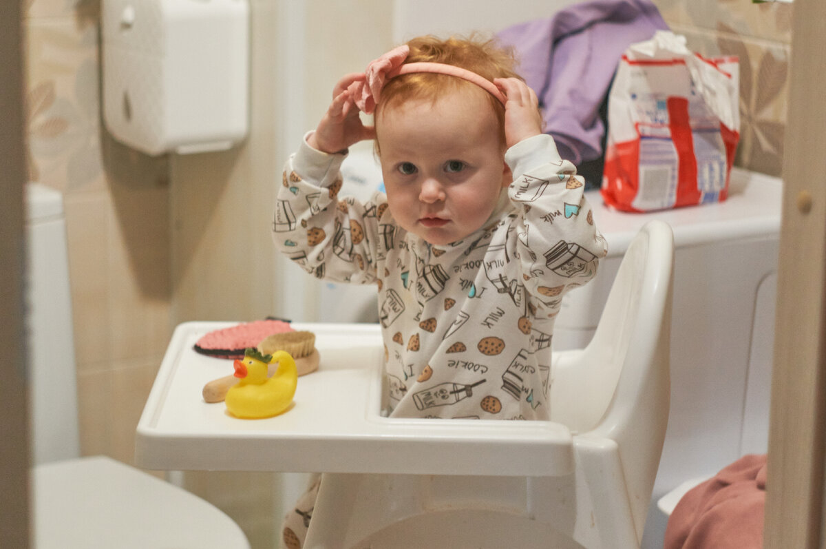 Обруч занял ее надолго, мама успела помыться =)