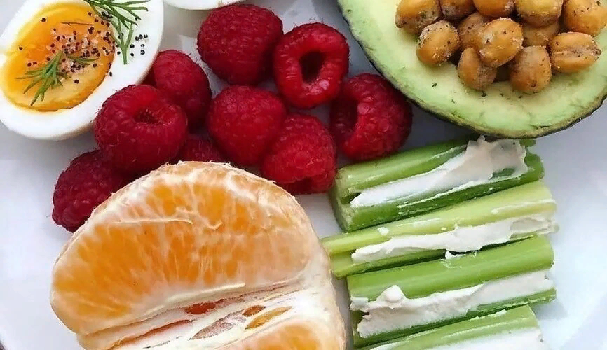 Перекус изобильный. Перекус на 200 ккал. Правильное питание завтрак. Утренний перекус. Овощи в рационе.