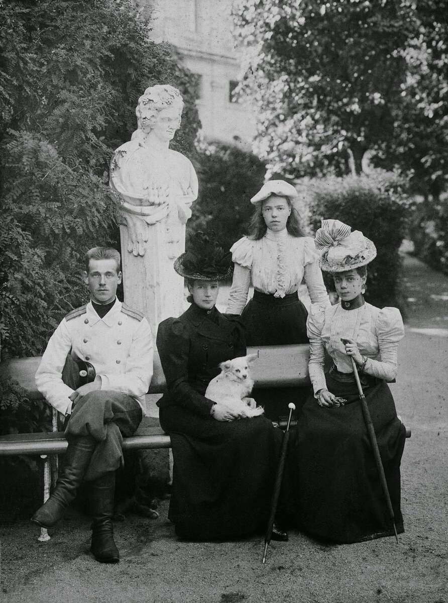 Императрица Мария Федоровна с детьми в Гатчине. 1898 год. Фотограф А. Смирнов. ГАРФ