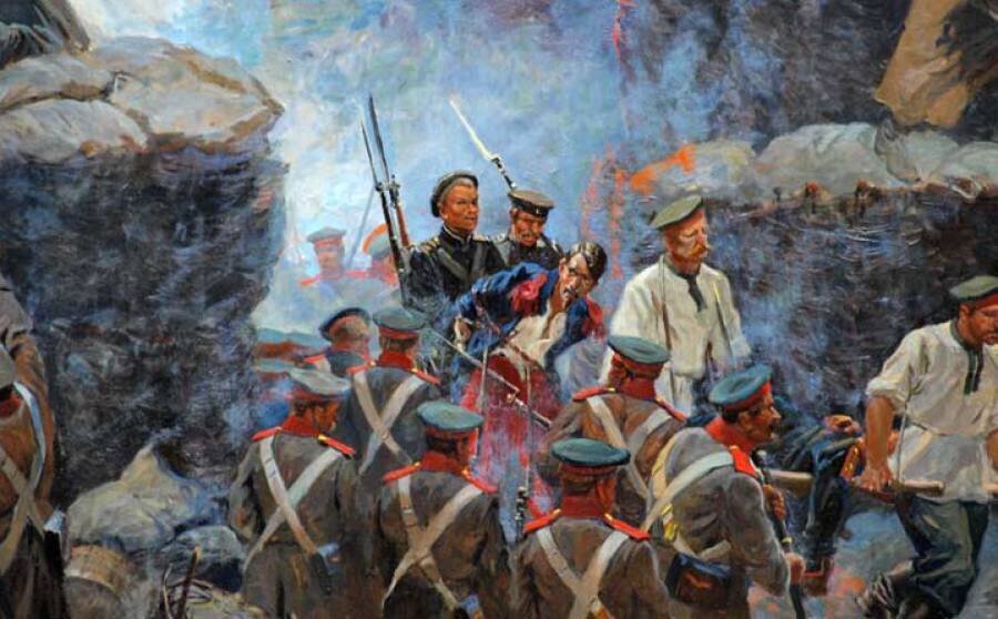 Фрагмент панорамы «Оборона Севастополя».Матрос Петр Кошка (справа) с сослуживцем Федором Заикой ведут пленного француза. Источник: https://www.pinterest.se