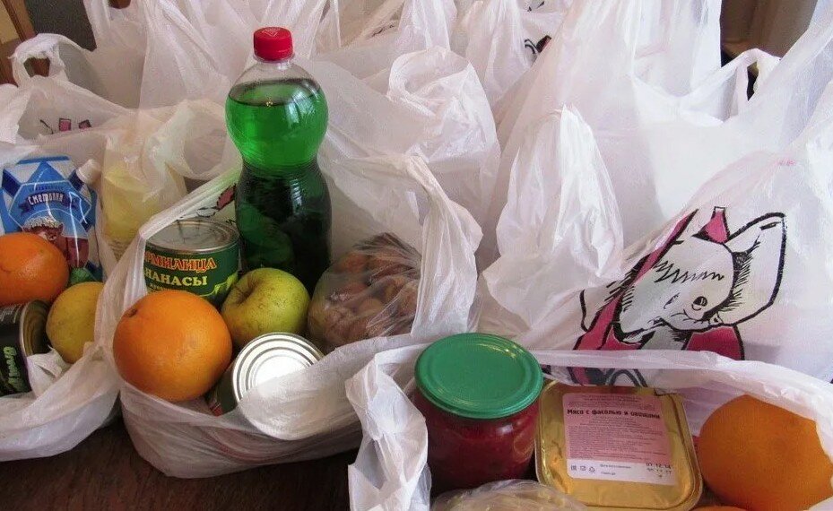 Привез еду. Набор продуктов в больницу. Много пакетов с продуктами. Пакет с едой в больнице. Пакеты с продуктами на столе.