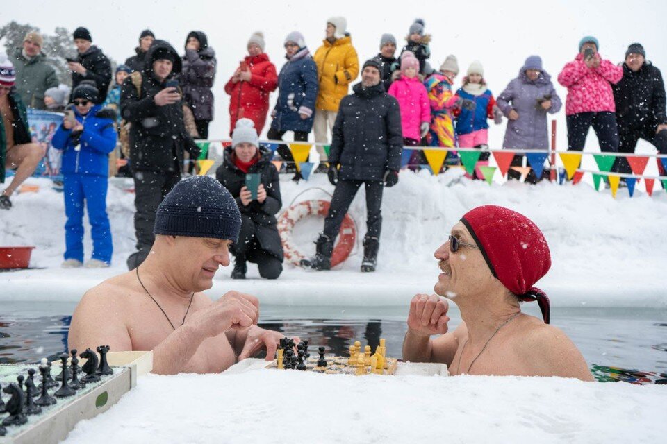     Неспешная партия в ледяной воде? Для бывалых моржей раз плюнуть! Фото: центр закаливания и зимнего плавания «Моржи Миасса»