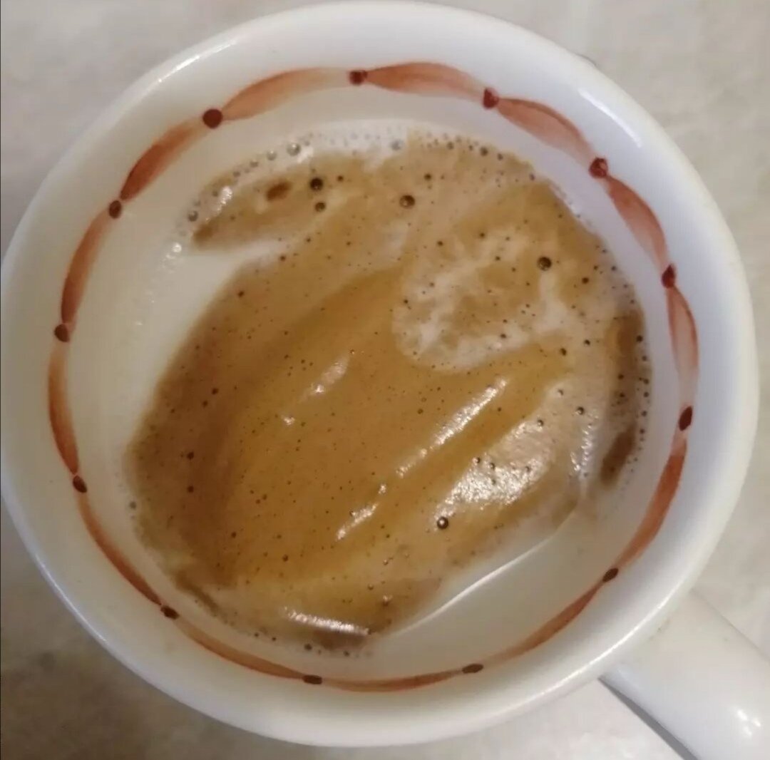 В горячее молоко кладём пару чайных ложек крема! Размешиваем и капучино готов! Только я пробовала сделать его еще из зернового кофе и ничего не вышло. Поэтому мой совет: применяйте растворимый! 