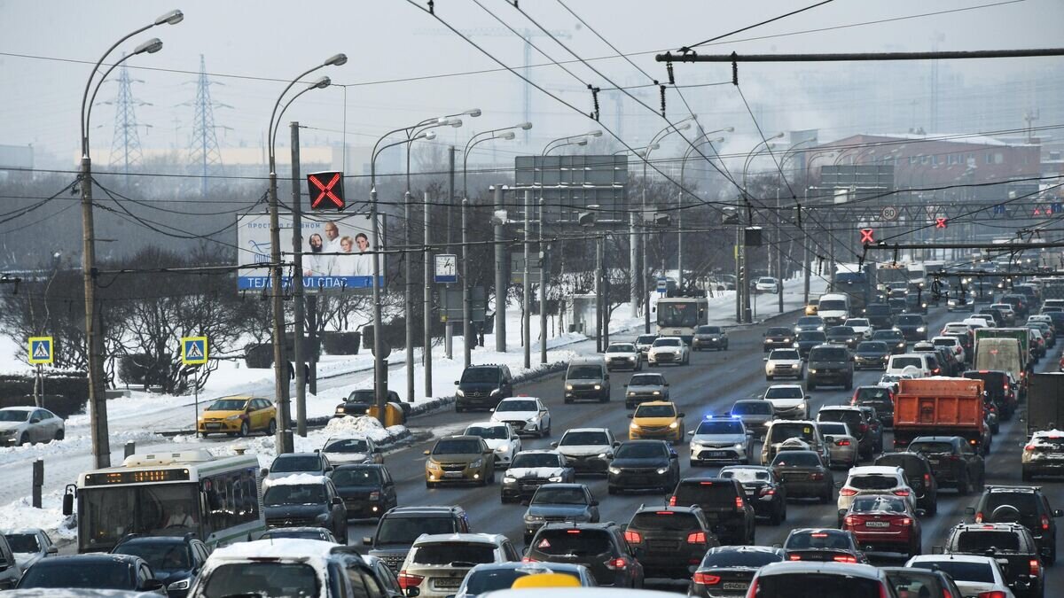    Дорожное движение на одной из улиц в Москве© РИА Новости / Евгений Биятов