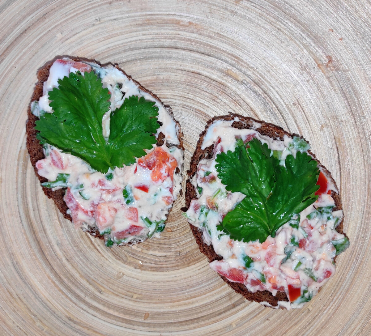 Мелко нарезать 1 помидор 