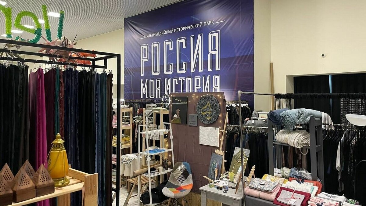     В музее проходит ярмарка, куда не пускают часть посетителей, рассказал NewsTracker местный житель.