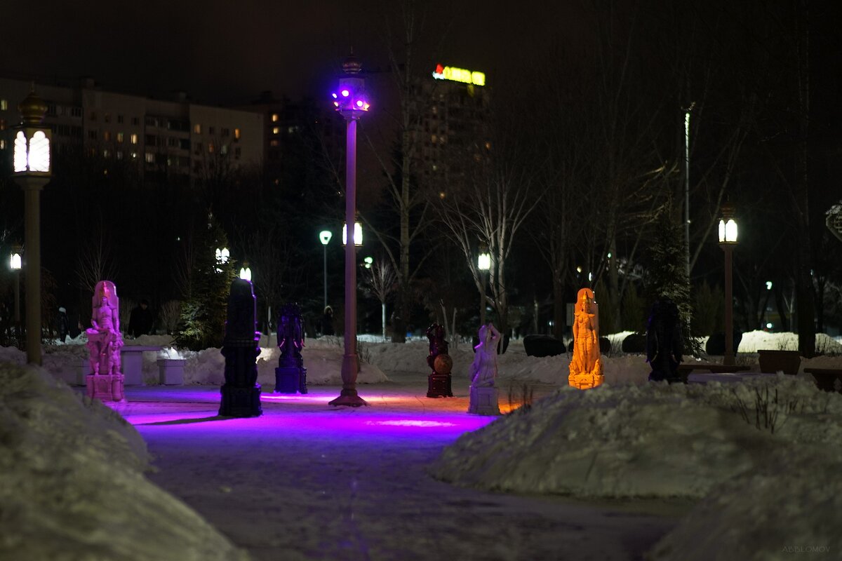 Sony Alpha A7, SAMYANG f1.4 / 85mm AS IF UMC  (круглая площадка, посередине столб с цветными освещалками)