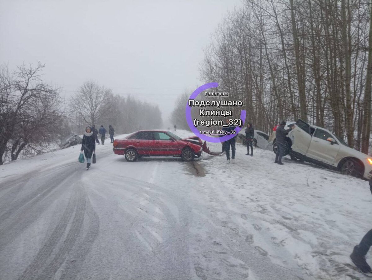    Под Клинцами столкнулось много машин на заметенной снегом дороге avchernov