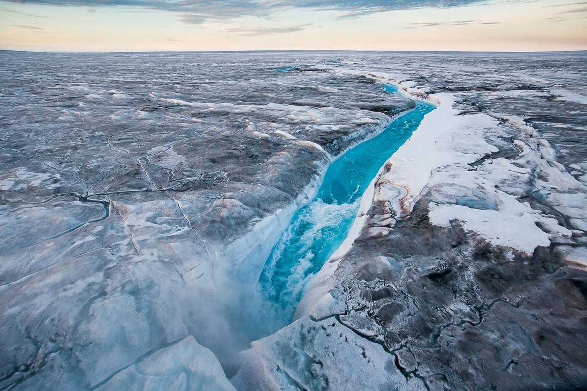 Какая вода находится в ледниках. Ледяной каньон Гренландия. Голубая река Гренландия. Река Петерманн, Гренландия\. Большой каньон в Гренландии.