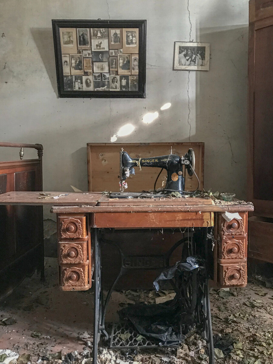 Am intrat într-o casă abandonată de sat și nu mă așteptam să găsesc acolo o capsulă a timpului.  Totul este la locul lui: de la mobilier la ochelari lustruiti