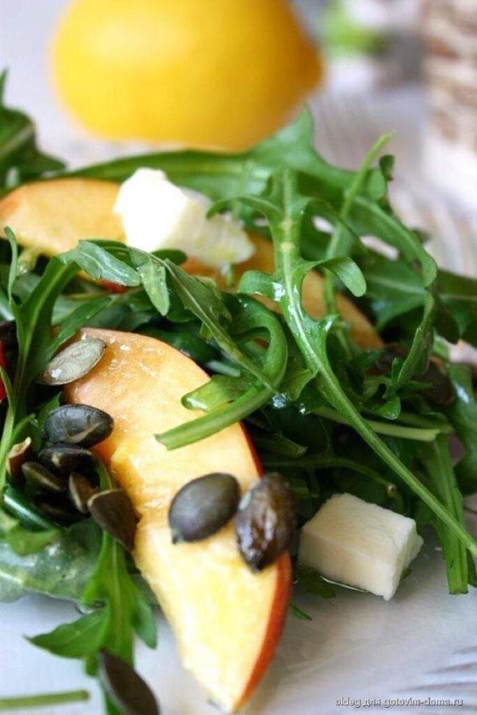 Салат из руккола. Салат руккола персик. Салат руккола персик. Салат с нектарином и рукколой. Салат руккола персик.