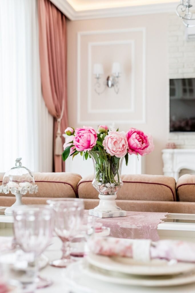 Прованс, гламур,шеби-шик... Романтичный интерьер "на любителя" в сталинке 55 кв.м.