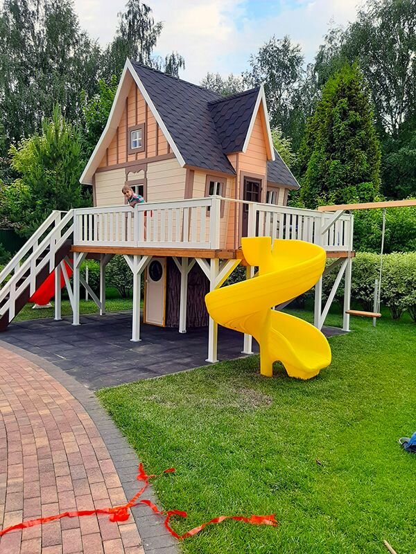 А у этой девочки уже есть домик)