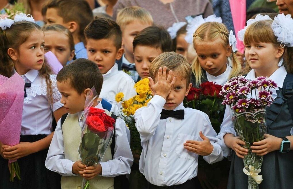 Школьные каникулы рб. Школьники на линейке. Первоклашки на линейке. Первоклассники на линейке 1 сентября. Линейка 1 класс.