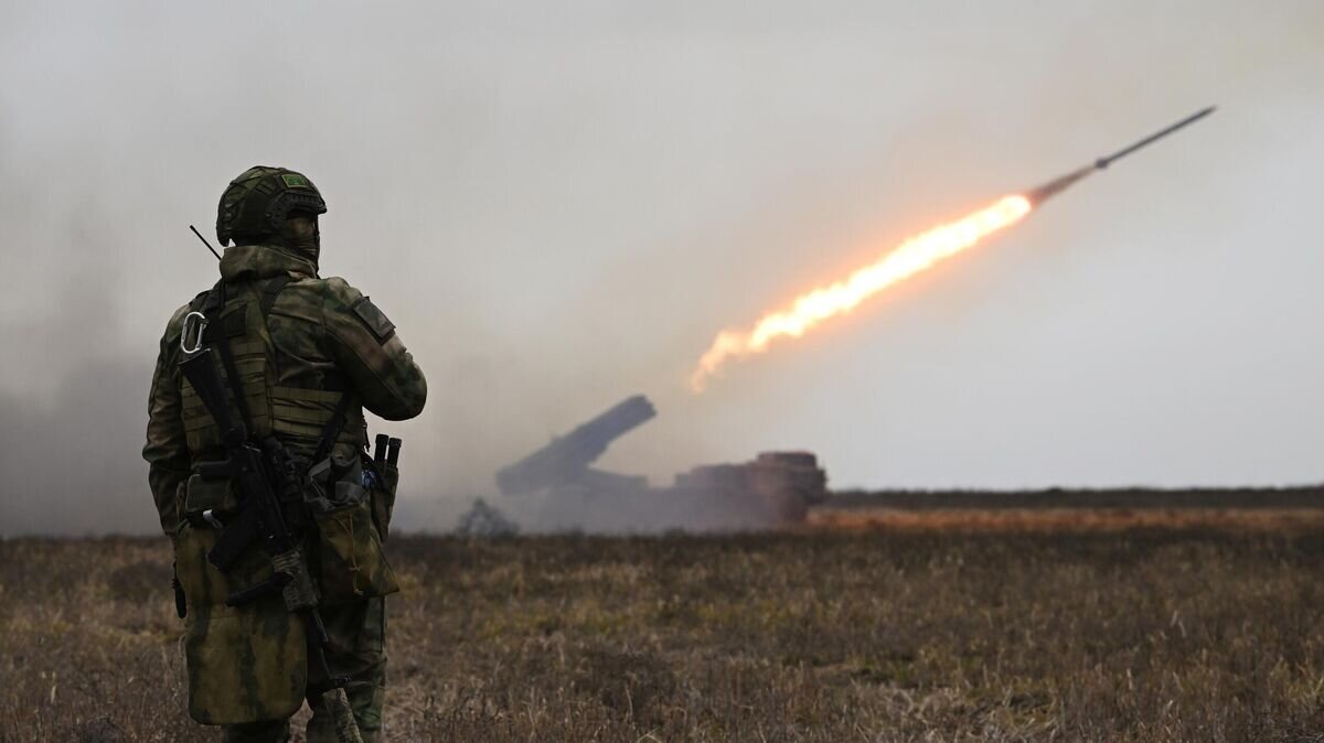    Военнослужащий артиллерийского расчета реактивной системы залпового огня (РСЗО) "Ураган" вооруженных сил РФ работает по позициям ВСУ в южном секторе СВО© РИА Новости / Алексей Майшев