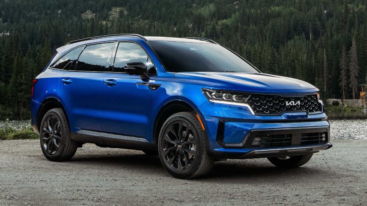 Новинки авто 2023 на российском рынке появляются не только из Китая. Корейская Kia собирается заметно обновить свою популярную модель Sorento и вроде бы это мероприятие запланировано на нынешний год. Машина то соврем свежая – представлена в 2020 году и даже проходила небольшие модернизации, которые касались, в основном, оснащения и комплектаций. Но если посмотреть график рестайлинга Kia Sorento в последнее время, то легко заметить, что процедура эта происходила раз в три года. 