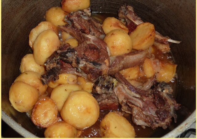 Рёбрышки с картошечкой в казане ⤵️

• Рёбрышки - 1 кг
*нарезаю на удобные кусочки
• Растительное масло для обжарки
*ребрышки обжариваю на сильном огне
• Лук - 300 г
*обжариваю 4-5 минут
• Морковь - 200 г
*обжариваю 4-5 минут
• Черный перец, паприка, зира, кориандр, чили перец, соль - по вкусу
• Томатная паста - 2 ст л
*обжариваю 2-3 минуты
• Картофель - 700 г
• Чеснок - 5-7 зубчиков
*обжариваю 2-3 минуты
• Вода (кипяток) - 2 л
*досаливаю по необходимости, накрываю крышкой и тушу до готовности
• Укроп (можно добавить ещё петрушку или кинзу)
*добавляю зелень и убираю с плиты.
Дорогие подписчики делитесь у себя в истории этим рецептом, чтобы больше людей увидели этот вкусный рецепт)
 
Если понравился рецепт ставь❤️
Приятного аппетита 😋
И не забудьте подписаться, чтобы не пропустить вкусняшки 😋
👇👇👇👇👇👇👇
. 
Оставьте пожалуйста смайлик в комментариях 😉, Вам не сложно, а мне приятно 🌹🌹🌹
