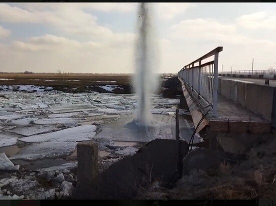     Вчера к вечеру вода в реке Медведице в черте города снова начала прибывать. Фото: видеокадр