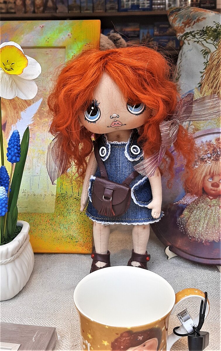 Рыжеволосая красавица с печальными глазами - в витрине сувенирной лавки. Фото автора