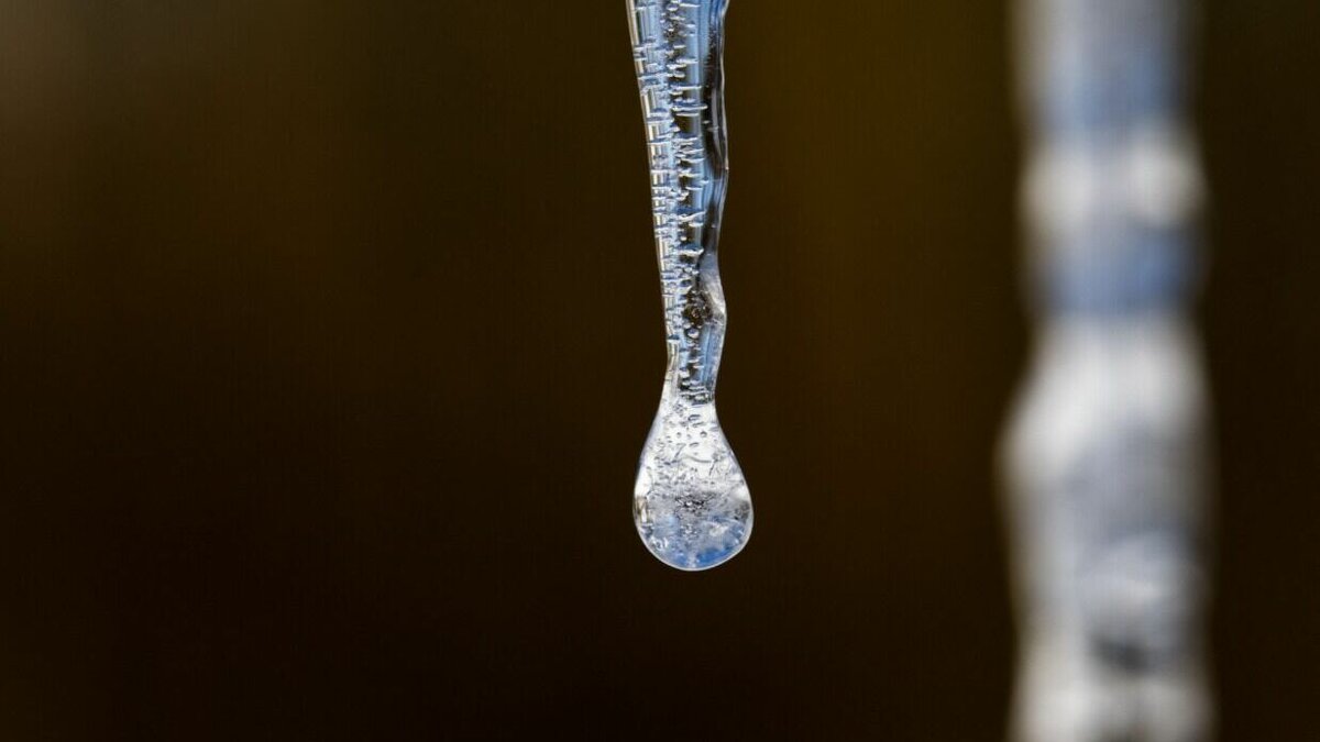     Солнце и потепление может привести к сходу снега с крыш и наледи с конструкций.