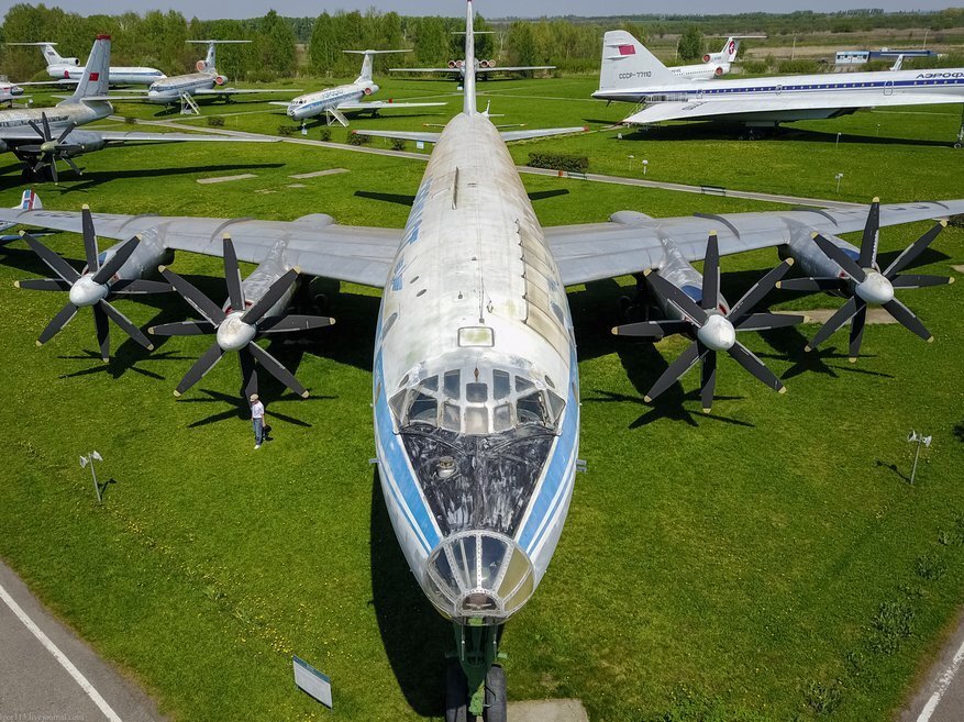 Чем забывают самолеты. Ту-114 пассажирский самолёт. Туполев 114. Ту114. Туполев ту-114.