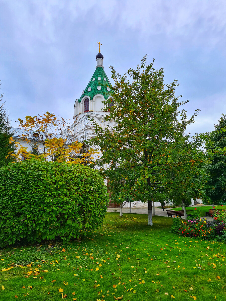Осенний монастырский сад