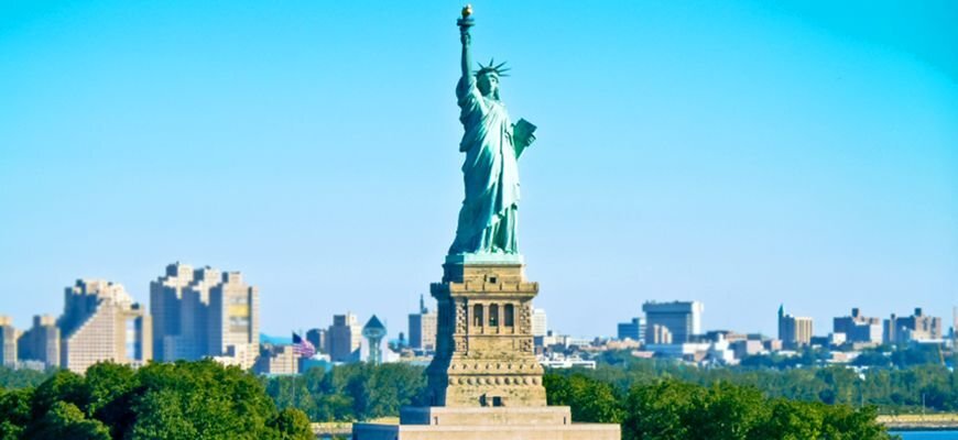      Какую книгу держит американская статуя Свободы?